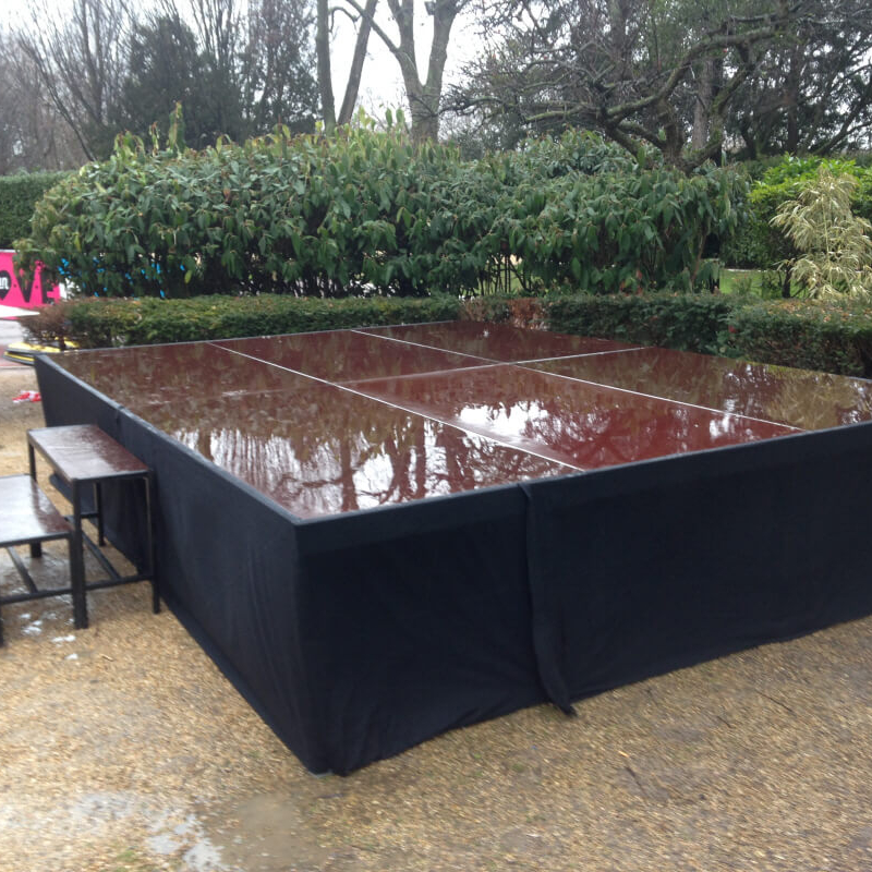 INSTALLATION DE PODIUM 4X3 HAUT 60 AVEC JUPAGE NOIR EN COTON A GRATER