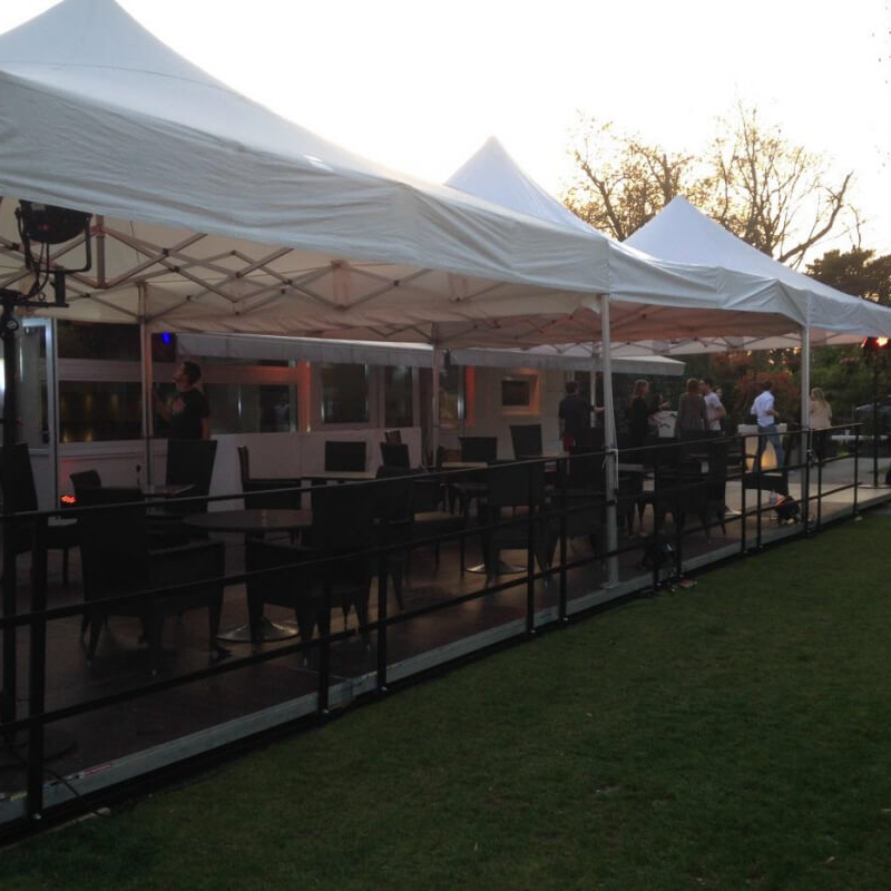 PODIUM EN PRATICABLES